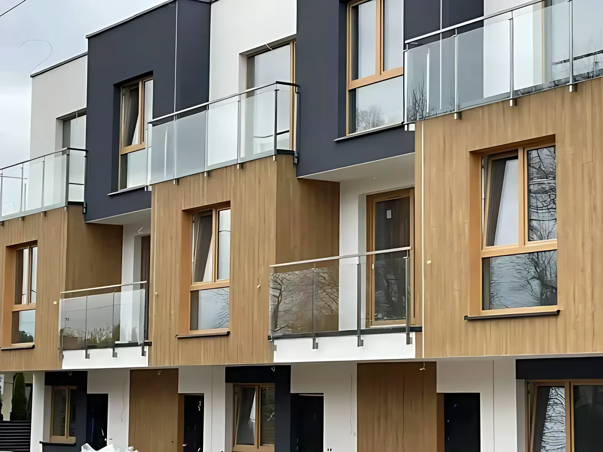Elewacja z drewnem i szklanymi balustradami